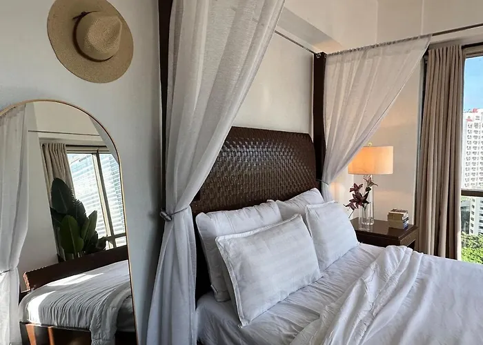 Tropical Wood W Balcony Near Greenbelt Pool And Gym Access *
