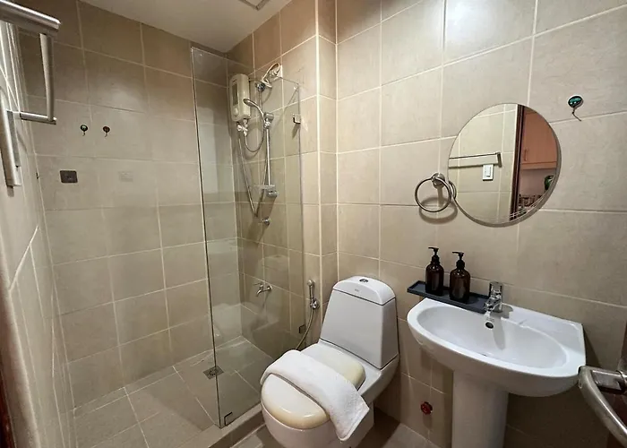 Apartment Tropical Wood W Balcony Near Greenbelt Pool And Gym Access